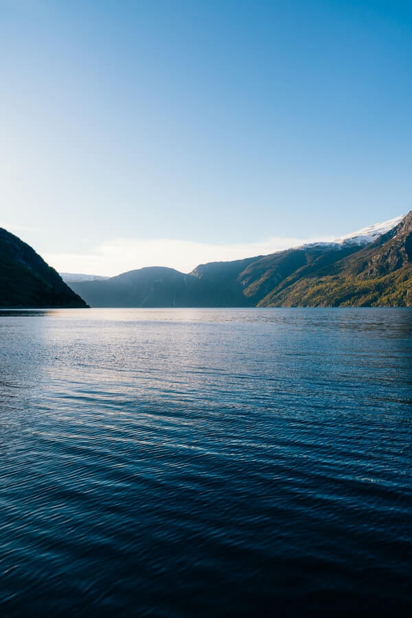 远山湖水